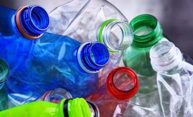 Boş renkli karbonatlı içecek şişeleri. Plastik atık