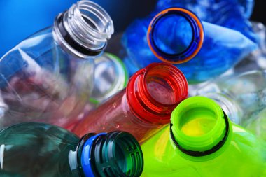 Boş renkli karbonatlı içecek şişeleri. Plastik atık