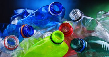Boş renkli karbonatlı içecek şişeleri. Plastik atık