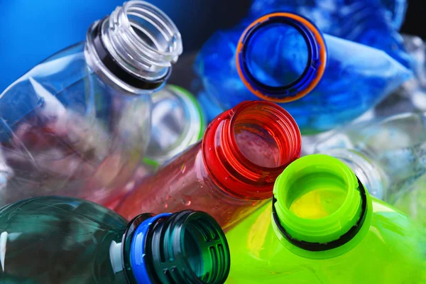 空的彩色碳酸饮料瓶 塑料废物 — 图库照片