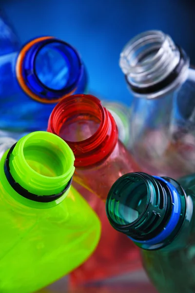 Botol Minuman Berkarbonasi Berwarna Kosong Limbah Plastik — Stok Foto
