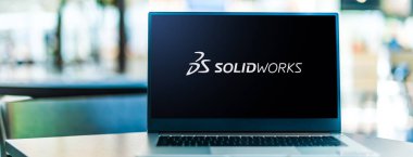 POZNAN, POL - SEP 23, 2020: SolidWorks 'ün logosunu gösteren bilgisayar, bilgisayar destekli sağlam bir tasarım (CAD) ve bilgisayar destekli mühendislik (CAE) bilgisayar programı