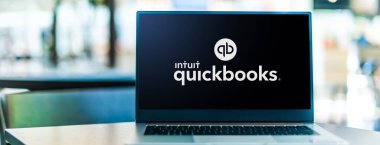 POZNAN, POL - SEP 23, 2020: QuickBooks 'un logosunu gösteren dizüstü bilgisayar, Intuit tarafından geliştirilen ve pazarlanan bir muhasebe yazılım paketi