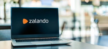 POZNAN, POL - SEP 23, 2020: Berlin, Almanya merkezli bir Avrupa e-ticaret şirketi olan Zalando 'nun logosunu gösteren dizüstü bilgisayar