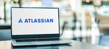 POZNAN, POL - SEP 23, 2020: Yazılım geliştiricileri ve proje yöneticileri için ürünler geliştiren Avustralyalı bir yazılım şirketi olan Atlassian Corporation 'ın logosunu gösteren dizüstü bilgisayar