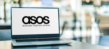 POZNAN, POL - SEP 23, 2020: İngiliz çevrimiçi moda ve kozmetik perakendecisi ASOS 'un logosunu gösteren dizüstü bilgisayar