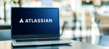POZNAN, POL - SEP 23, 2020: Yazılım geliştiricileri ve proje yöneticileri için ürünler geliştiren Avustralyalı bir yazılım şirketi olan Atlassian Corporation 'ın logosunu gösteren dizüstü bilgisayar