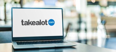 POZNAN, POL - SEP 23, 2020: Güney Afrika merkezli bir Güney Afrika e-ticaret şirketi olan Takealot.com 'un logosunu gösteren dizüstü bilgisayar