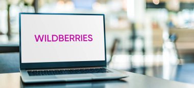 POZNAN, POL - SEP 23, 2020: 2004 yılında kurulan en büyük Rus çevrimiçi perakendecisi olan Wildberry 'nin logosunu gösteren dizüstü bilgisayar