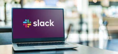 POZNAN, POL - SEP 23, 2020: Amerikan yazılım şirketi Slack Technologies tarafından geliştirilen tescilli bir ticari iletişim platformu olan Slack 'ın logosunu gösteren dizüstü bilgisayar