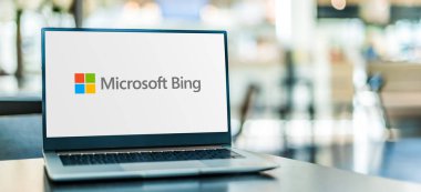POZNAN, POL - SEP 23, 2020: Microsoft 'a ait ve işletilen bir web arama motoru olan Bing' in logosunu gösteren dizüstü bilgisayar