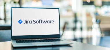 POZNAN, POL - SEP 23, 2020: Jira 'nın dizüstü bilgisayar görüntüleme logosu, Atlassian tarafından geliştirilen ve hata izleme ve çevik proje yönetimine olanak sağlayan tescilli bir izleme ürünü