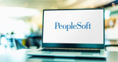 POZNAN, POL - 6. Februar 2021: Laptop mit Logo von PeopleSoft, einem Softwareentwickler, der seit 2005 im Besitz der Oracle Corporation ist