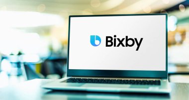 POZNAN, POL - 6 Şubat 2021: Samsung Electronics tarafından geliştirilen sanal bir asistan olan Bixby 'nin logosunu gösteren dizüstü bilgisayar