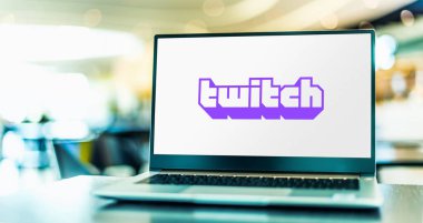 POZNAN, POL - 6 Şubat 2021: Amazon.com 'un bir yan kuruluşu olan Twitch Interactive tarafından işletilen bir video canlı yayın servisi olan Twitch' in logosunu gösteren dizüstü bilgisayar