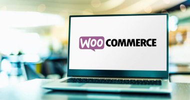 POZNAN, POL - 6 Şubat 2021: WordPress için açık kaynaklı bir e-ticaret eklentisi olan WooCommerce 'in logosunu gösteren dizüstü bilgisayar