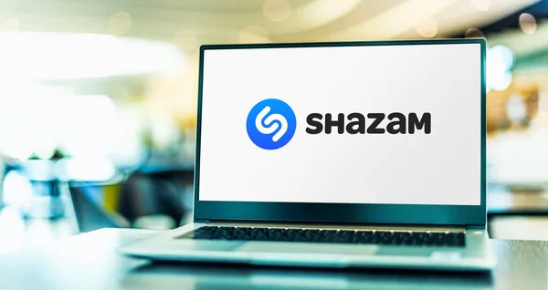 Poznan Pol Feb 2021 Комп Ютер Laptop Відображає Логотип Shazam — стокове фото