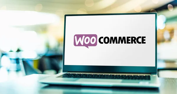 Poznan Pol Feb 2021 Computador Portátil Exibindo Logotipo Woocommerce Plugin — Fotografia de Stock