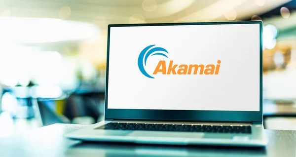 Poznan Pol Feb 2021 Комп Ютер Laptop Демонструє Логотип Akamai — стокове фото