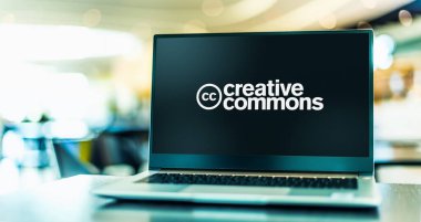 POZNAN, POL - APR 15, 2021: Creative Commons 'un logosunu gösteren dizüstü bilgisayar, kar amacı gütmeyen bir Amerikan örgütü ve uluslararası ağ.