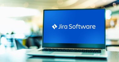 POZNAN, POL - APR 15, 2021: Jira 'nın logosunu gösteren dizüstü bilgisayar, Atlassian tarafından geliştirilen ve hata izleme ve çevik proje yönetimine olanak sağlayan tescilli bir izleme ürünü