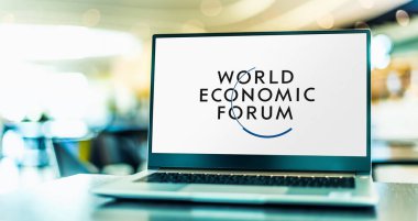 POZNAN, POL - APR 15, 2021: Dünya Ekonomik Forumu 'nun logosunu gösteren dizüstü bilgisayar, Köln, Cenevre Kantonu, İsviçre merkezli uluslararası bir sivil toplum örgütü.