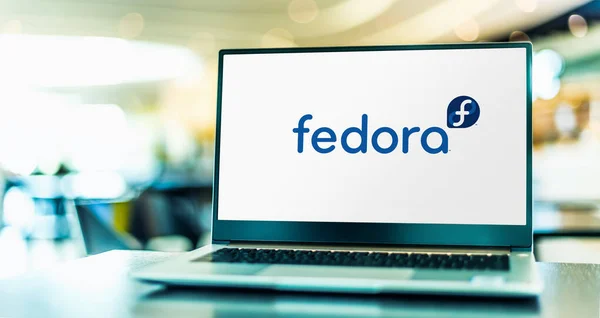 Poznan Pol Apr 2021 Laptop Počítač Logem Fedora Linux Distribuce — Stock fotografie