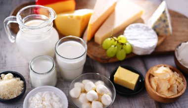 Peynir, süt ve yoğurt gibi çeşitli süt ürünleri..