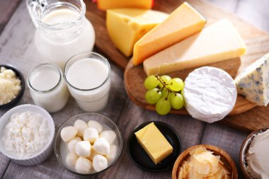 Peynir, süt ve yoğurt gibi çeşitli süt ürünleri..