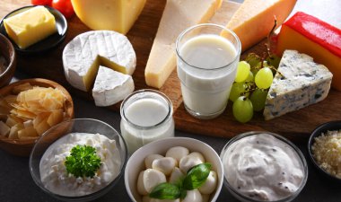 Peynir, süt ve yoğurt gibi çeşitli süt ürünleri..