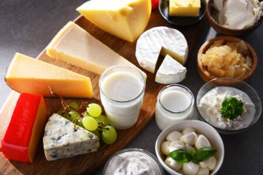 Peynir, süt ve yoğurt gibi çeşitli süt ürünleri..