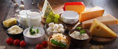 Peynir, süt ve yoğurt gibi çeşitli süt ürünleri..