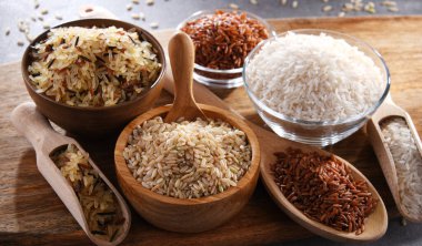 Farklı türde pirinçli kompozisyon. Basmati ve kırmızı pirinç de dahil.