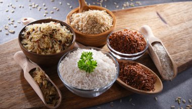 Farklı türde pirinçli kompozisyon. Basmati ve kırmızı pirinç de dahil.