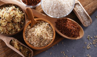 Farklı türde pirinçli kompozisyon. Basmati ve kırmızı pirinç de dahil.