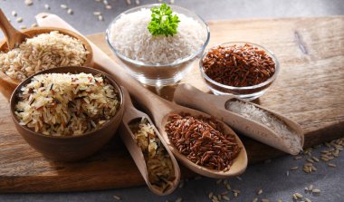 Farklı türde pirinçli kompozisyon. Basmati ve kırmızı pirinç de dahil.