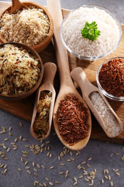 Farklı türde pirinçli kompozisyon. Basmati ve kırmızı pirinç de dahil.