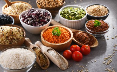 Çeşitli kuru gıda ürünleri içeren kompozisyon