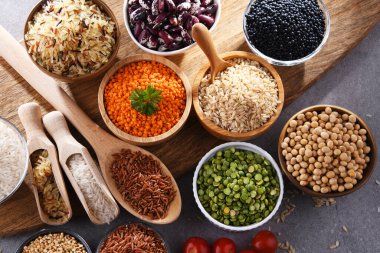 Çeşitli kuru gıda ürünleri içeren kompozisyon