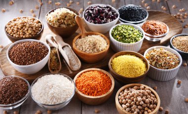 Çeşitli kuru gıda ürünleri içeren kompozisyon