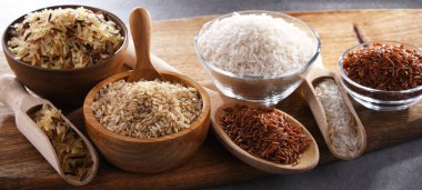 Farklı türde pirinçli kompozisyon. Basmati ve kırmızı pirinç de dahil.