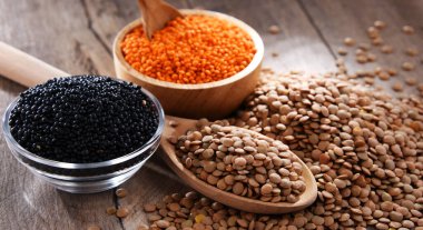 Tahta masada üç çeşit mercimek kompozisyonu.