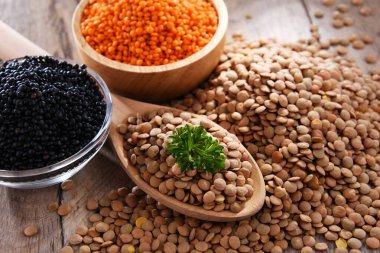 Tahta masada üç çeşit mercimek kompozisyonu.