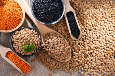 Tahta masada üç çeşit mercimek kompozisyonu.