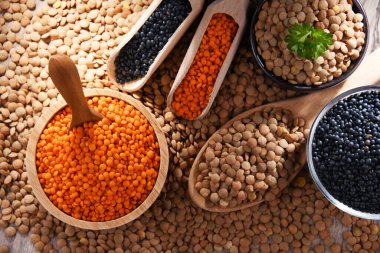 Tahta masada üç çeşit mercimek kompozisyonu.