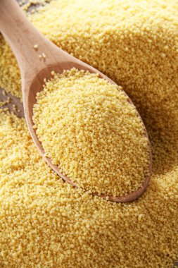 Pişmemiş kuskus ile kompozisyon.