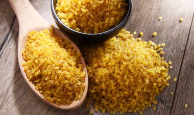 Bir kase dolusu pişirilmemiş bulgur ile bir kompozisyon..