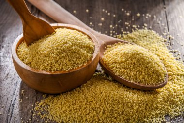 Pişmemiş kuskus ile kompozisyon.