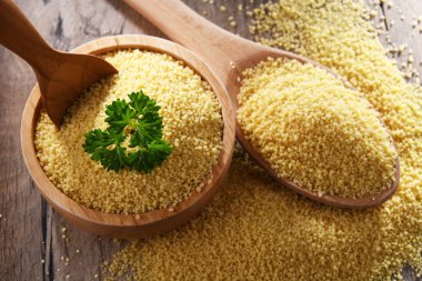 Pişmemiş kuskus ile kompozisyon.