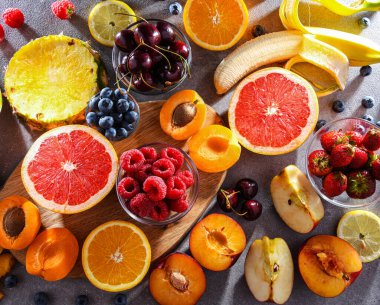 Çeşitli taze mutfak meyveleriyle kompozisyon